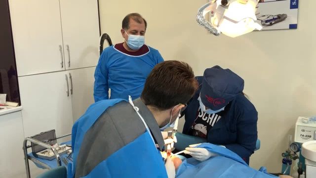 فیلم انجام ایمپلنت با بیهوشی یا آرامبخشی در مطب دندانپزشکی