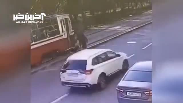 لحظه زیر گرفتن دختر جوان توسط اتوبوس برقی شهری