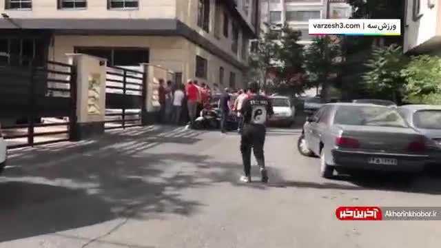 هواداران پرسپولیس وکیل این باشگاه را محاصره کردند | ویدیو