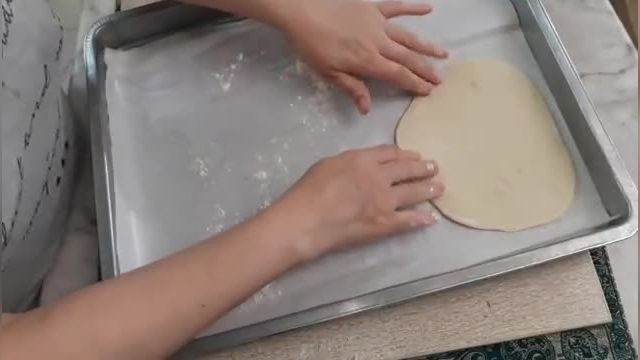 طرز تهیه نان پیتا خوشمزه و بی نظیر به روش خانگی مرحله به مرحله