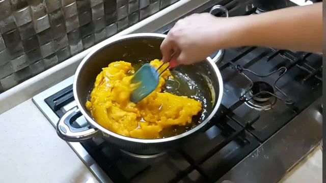 آموزش حلوا هویج با آرد گندم زعفرانی (خوشمزه و مقوی)