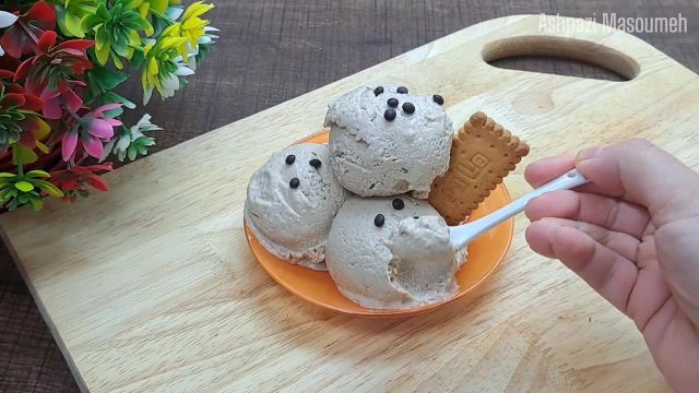 طرز تهیه بستنی خانگی با طعم بیسکوییت مادر فقط با 3 قلم مواد