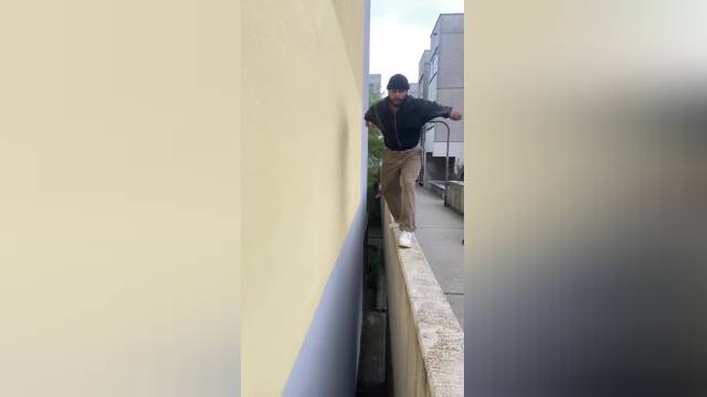 لحظه سقوط یک پارکورکار از لبه‌ی ساختمان | ویدیو