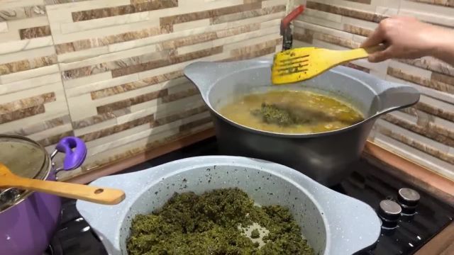 طرز تهیه قرمه سبزی خوشمزه و خوشرنگ غذای مجلسی و اصل ایرانی