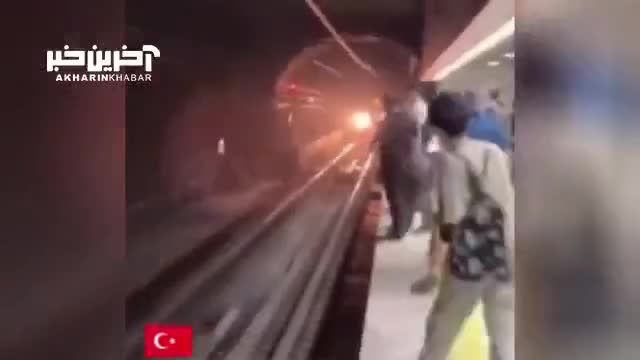 لحظه پریدن یک شهروند ترک مقابل مترو به قصد خودکشی