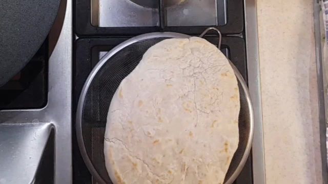 طرز پخت نان پیتا خانگی خوشمزه و سالم بدون فر با دستور آسان