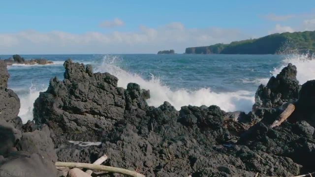 امواج اقیانوس هاوایی در حال برخورد بر روی صخره ها، جزیره مائوئی