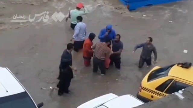 لحظات حساس نجات بانوی زنجانی از سیل | ویدیو