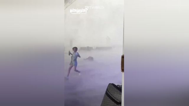 کلیپ طوفان شدید که مسافران را با خود برد | ویدیو