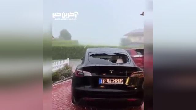 بارش تگرگ شدید در بایرن آلمان شیشه های یک خودرو را شکست