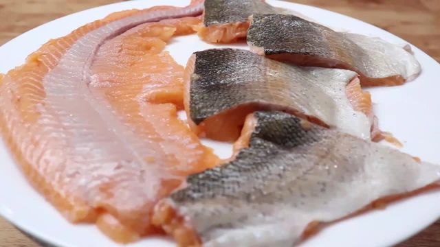 آماده سازی ماهی سالمون ( روش پاک کردن، بی استخوان کردن و فیله کردن ماهی قزل سالمون)