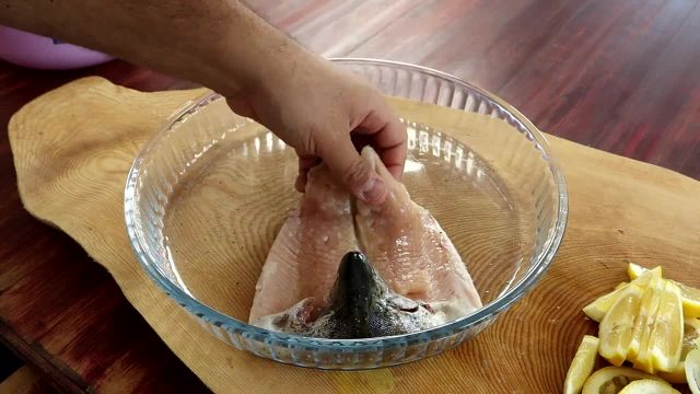 طرز تهیه ماهی قزل آلا داخل فر با سس مخصوص