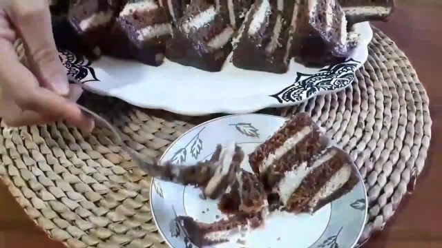 طرز تهیه کیک یخچالی با پودینگ و بیسکویت بدون داش با دستور افغانی