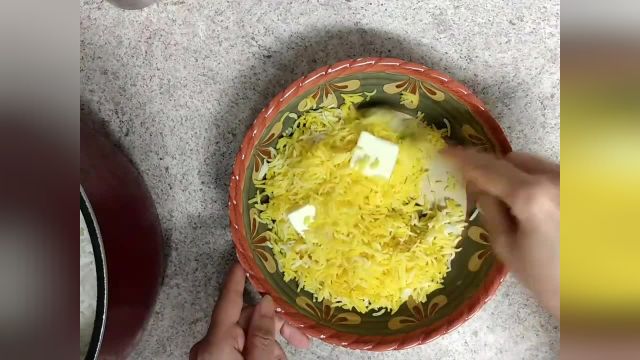 طرز تهیه برنج ایرانی خوشمزه و مجلسی با طعم زعفران و کره