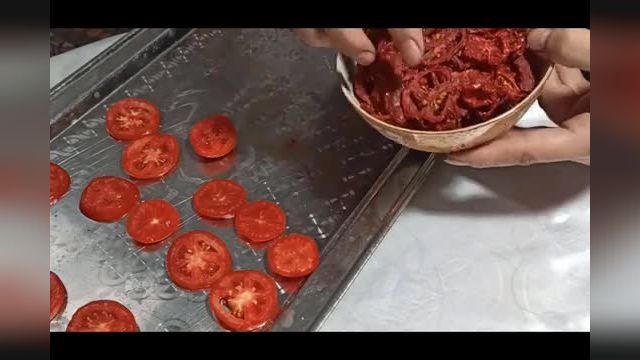 طرز تهیه چاشنی گوجه خشک شده در روغن