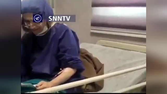 معلمی که روی تخت بیمارستان بعد از جراحی به شاگردانش املا گفت | ویدیو