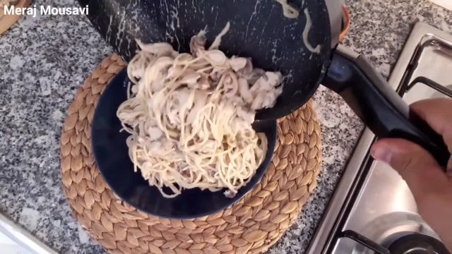 طرز تهیه اسپاگتی مرغ با سس آلفردو