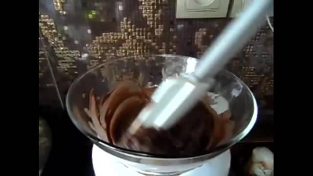 آموزش کامل آب کردن شکلات به روش بن ماری برای کارهای تزیینی