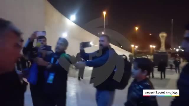 درگیری لفظی هواداران پرسپولیس با رضا درویش هنگام خروج از ورزشگاه