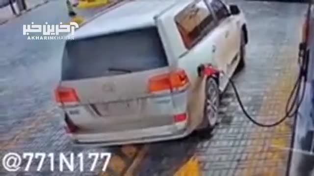 فیلمی از فرار راننده لندکروز از پمپ بنزین و کندن نازل