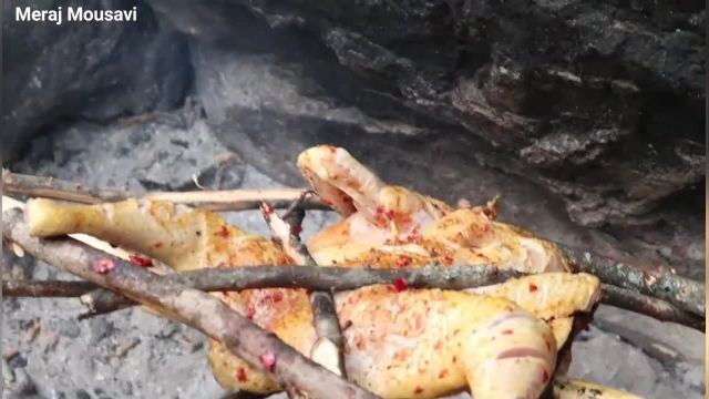 طرز تهیه مرغ بریان جنگلی با آموزش ساخت توری چوبی
