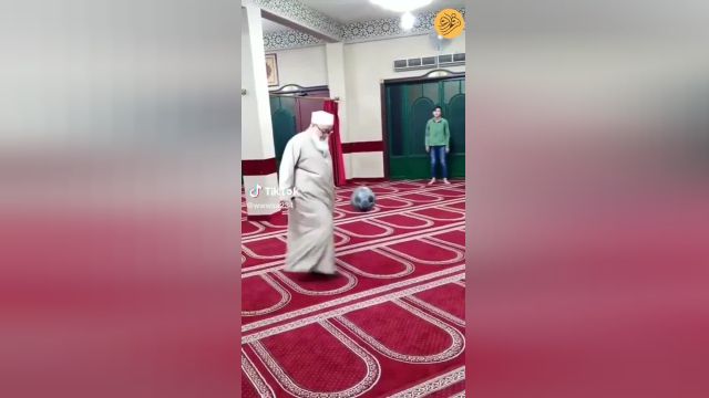 فوتبال بازی کردن یک امام جماعت در مسجد | فیلم