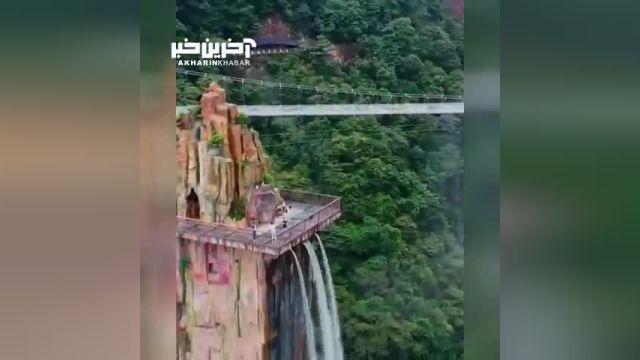 نمایی زیبا و چشم نواز از یک آبشار مصنوعی در کشور چین