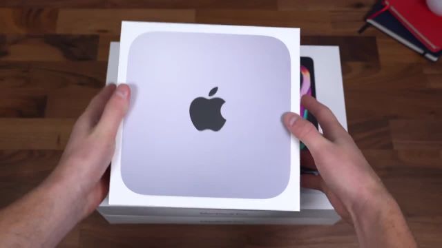 آنباکس و بررسی Apple MacBook Pro M1