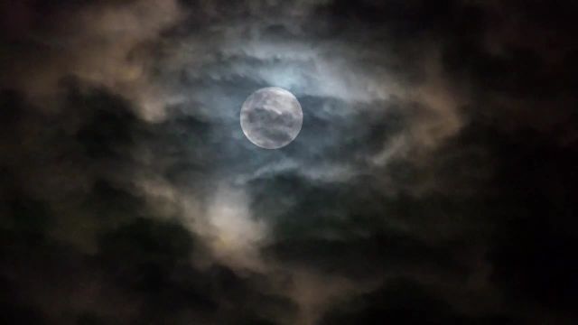 تماشای ماه و ابرها در آسمان شب | استوک فوتیج رایگان