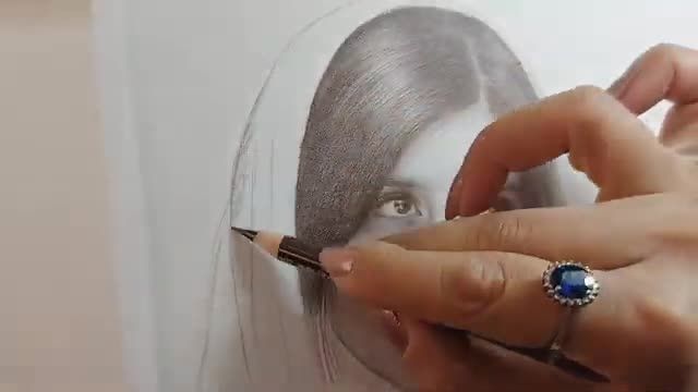 آموزش طراحی چهره از روی عکس با مداد رنگی تکرنگ