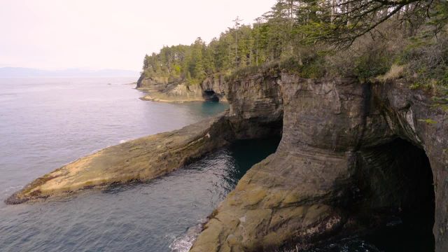 8 ساعت صداهای آرامش بخش امواج اقیانوس در برخورد با صخره ها