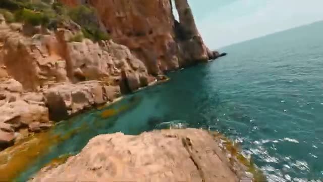 ساردینیا ایتالیا 4K (فیلمبرداری سینمایی FPV) | ساحل صخره ای خیره کننده و باشکوه