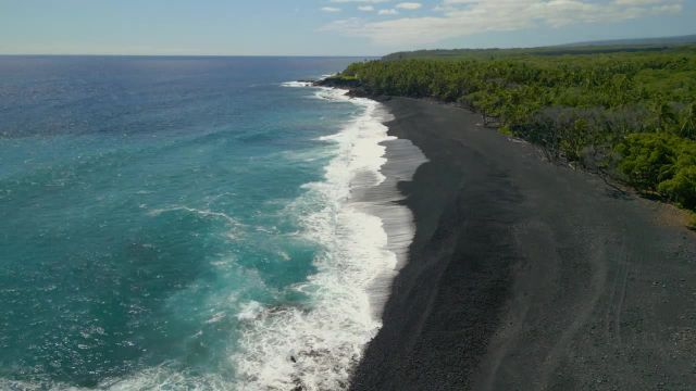 شن‌ های سیاه و آب‌ های فیروزه‌ ای ساحل پوهویکی، هاوایی | صداهای آرام اقیانوس برای آرامش