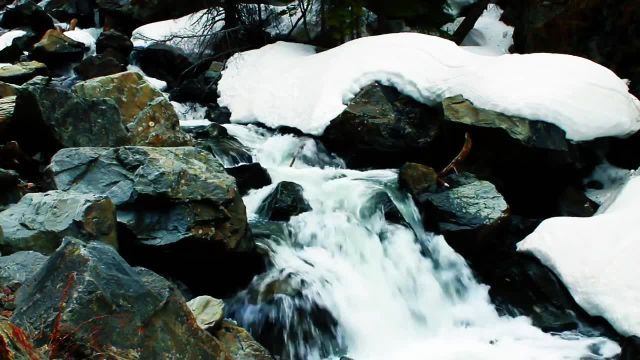 آبشار زمستانی | صدای آرامش بخش آبشار رودخانه جنگلی و صداهای طبیعت 10 ساعت