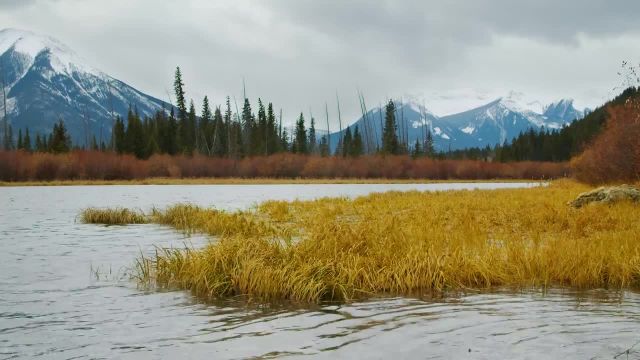 صدای ملایم امواج دریاچه برای خواب بهتر | زیبایی زمستانی دریاچه‌ های ورمیلیون، کانادا