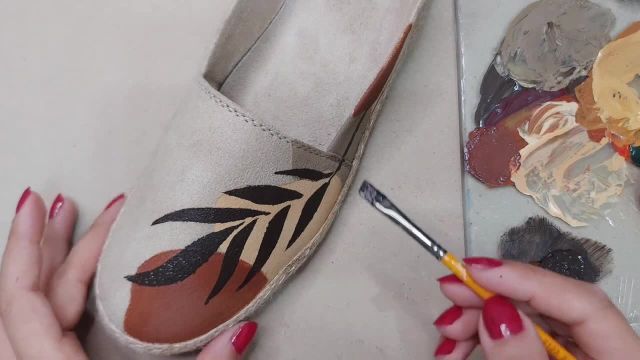 چطور روی کفش پارچه ای نقاشی بکشیم؟ (مرحله به مرحله)