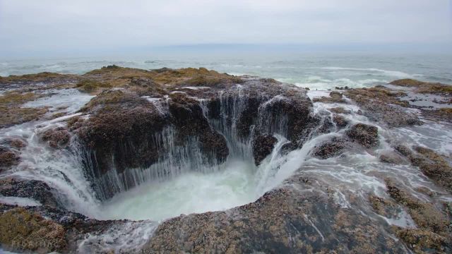 برخورد امواج اقیانوس با صخره های ساحلی | 8 ساعت صدای آرام اقیانوس