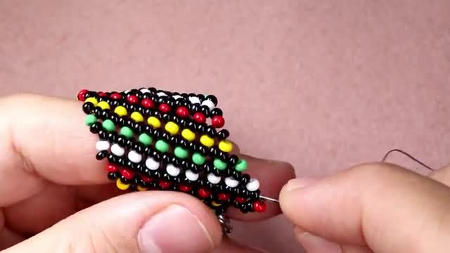 آموزش درست کردن دستبند با چند رنگ منجوق - ظریف و ساده