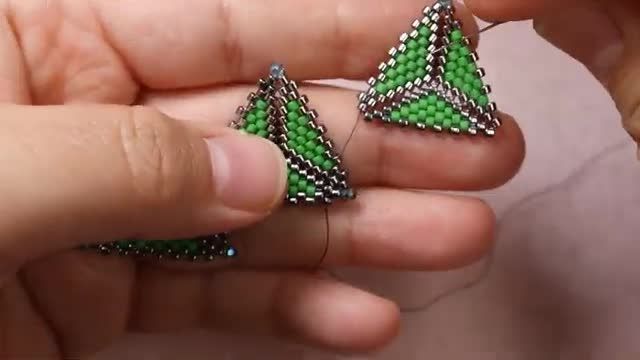 طرز ساخت گوشواره فانتزی مثلثی با منجوق
