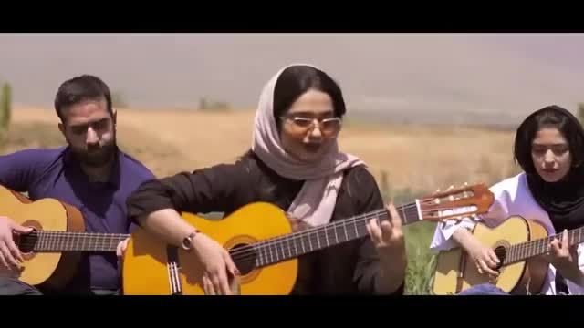 اجرای گروهی بمونی برام رضا صادقی با گیتار