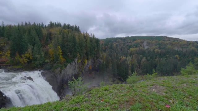 نمایی زیبا از آبشارهای اسنوکوالمی در پاییز 1 - ویدیوی آرامش بخش طبیعت 4K