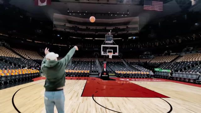 تست دوربین پیکسل 8 پرو گوگل با یک بازیکن NBA