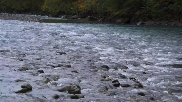 8 ساعت صدای آرامش بخش رودخانه | آب رودخانه در میان صخره ها | قسمت 3