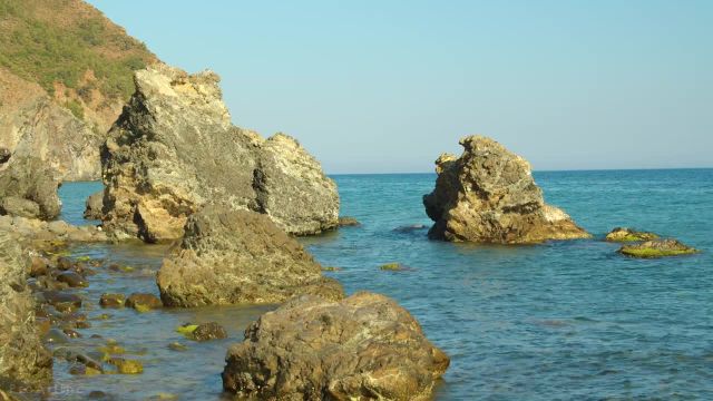 امواج دریا آرام بخش در حال شستشوی ساحل صخره ای ترکیه | صداهای آرامش بخش دریا برای آرامش