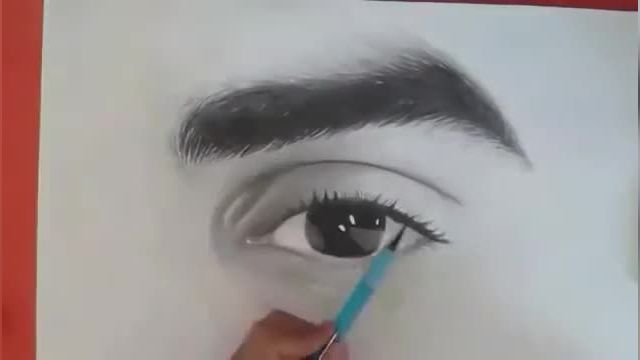 نقاشی واقعی از چشم با زغال و مداد