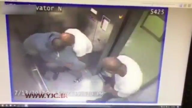 درگیری لفظی و کتک کاری سه مرد با فردی در آسانسور