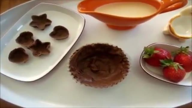 ‫دسر شکلاتی با خامه و توت فرنگی توسط سایت فرزیفود ( )‬‎