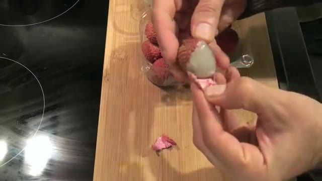 How To Eat Lychee - آموزش خوردن و معرفی میوه لیچی