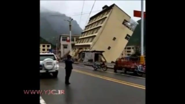 لحظه فرو ریختن یک ساختمان و سقوط یک کامیون به مسیر سیلاب