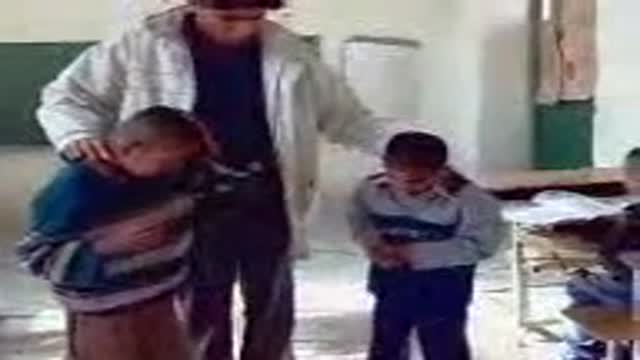 کتک خوردن دو کودک توسط معلم مدرسه
